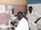 Moise e Robert sono la "storia" del laboratorio di Tanguiéta. Nessun bacillo della tubercolosi sfugge al loro microscopio e per i parassiti non c'è scampo: la risposta è rapida e la terapia assicurata.