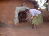 Suor Atonia è il punto di riferimento del progetto di adozioni sanitarie a Tanguiéta. La vediamo in visita ad una anziana del villaggio presso il cui clan familiare sono in adozione sanitaria due ragazzi.